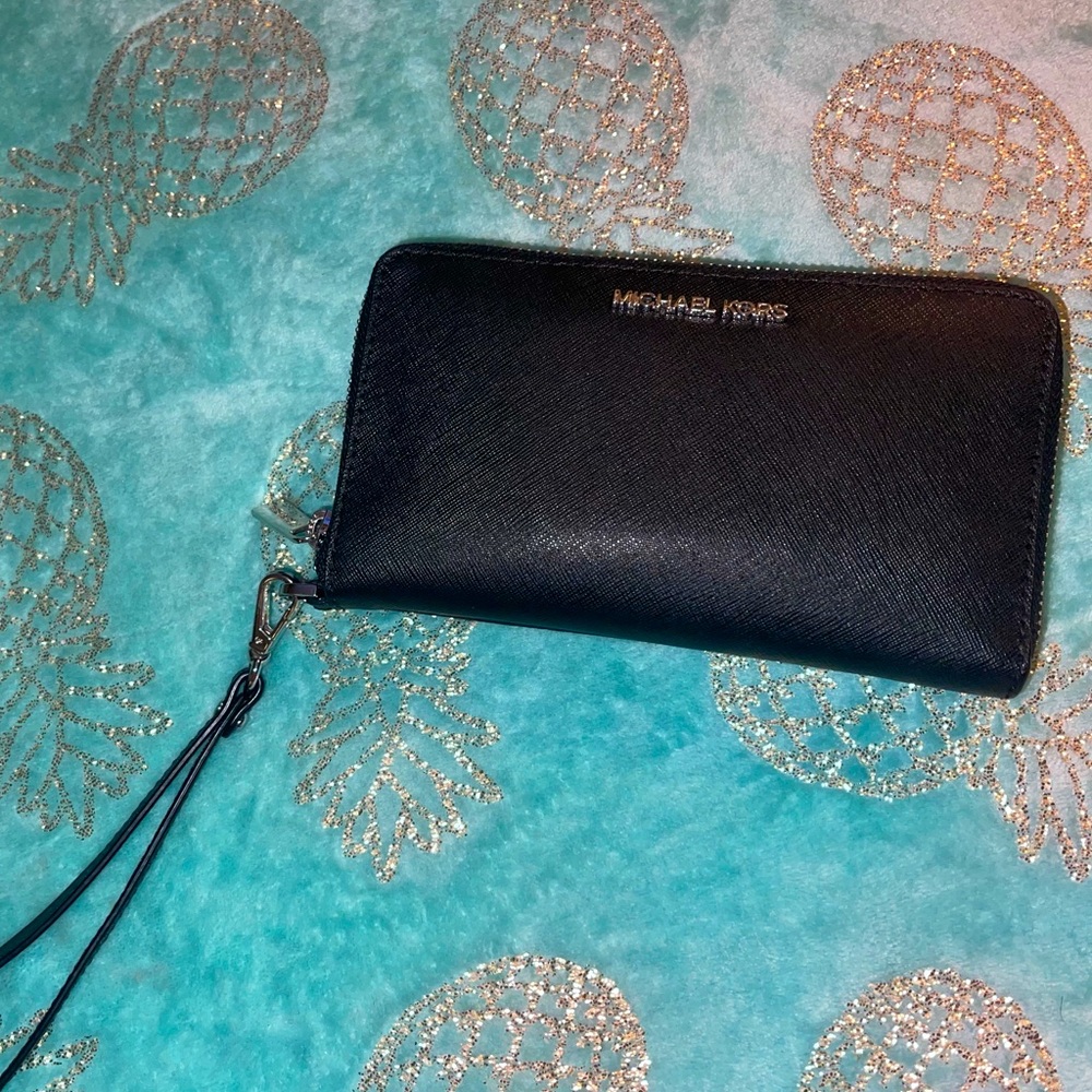 Michael Kors Wristlet 🔥😍